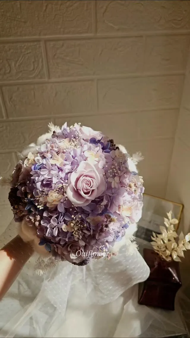 今天的陽光，剛好落在這束捧花上。