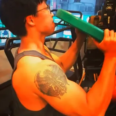 他是我厲害的學生之一，他是個自律的人，認真吃，認真練