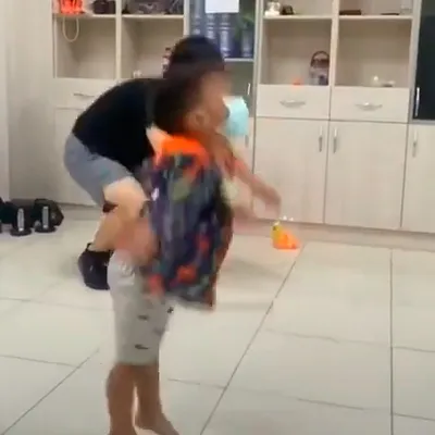 跟著哥哥一起波比跳