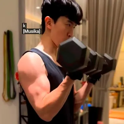 二頭彎舉，男人身材基本款，私訊預約，立刻擁有！