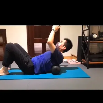 胸椎伸展+負重。生活壓力大，生活節奏快的人，不妨慢下來調整呼吸做做看這動作，會有意想不到的放鬆感喔