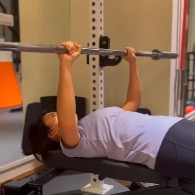 平常有在跑健身房，但大部份是自己摸索，今天第一次臥推，控制還算穩定，除了動作細節以外，最重要的是安全