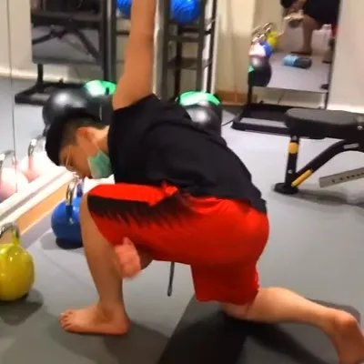 半跪姿風車。能有效伸展以及訓練身體控制的能力，通常會用於訓練一小段時間的人當熱身動作，沒嚐試過可以挑