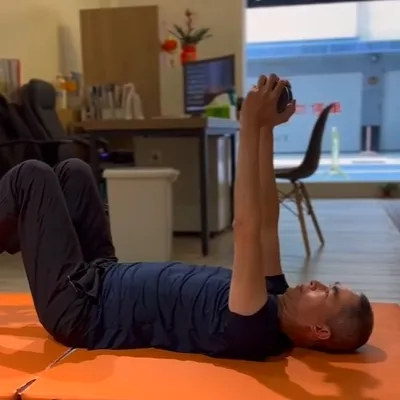 負重死蟲，對於長年沒運動習慣的人，是很推薦的一項動作控制訓練，搭配呼吸能有效提身核心控制四肢的訓練動