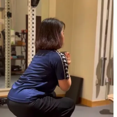 高腳杯深蹲，新手必練動作之一，對於久坐，不常做下肢活動的人，能快速進入狀況的訓練動作！