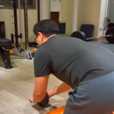 滾輪捲腹訓練，是一個可以有效改善久坐久站族，核心使用效率的訓練動作，或許你會問教練我一下都做不起來，