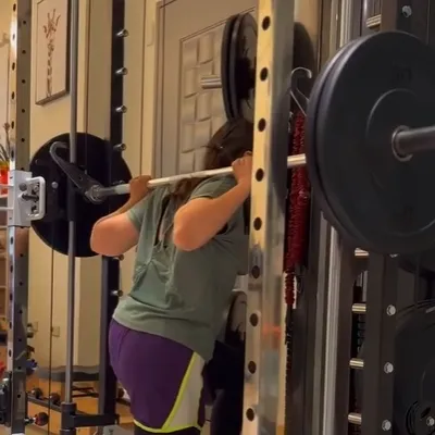 史密斯分推蹲，改善久坐下肢缺乏肌力的訓練動作