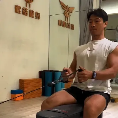 練背肩胛沒辦法後收，常常是久坐族常遇到的問題，如果你也是久坐上班族，練背總是抓不到感覺，肩胛沒辦法後