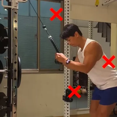 一般人常把這動作跟三頭下拉混成同一個動作