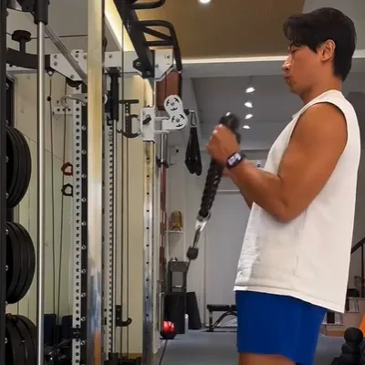 趕快收藏起來，用滑輪機練二頭時可以這樣做