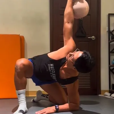 半跪姿風車是一種功能性訓練動作，對核心、肩膀和髖部的穩定性和靈活性有很大幫助。以下是一些站姿風車的好