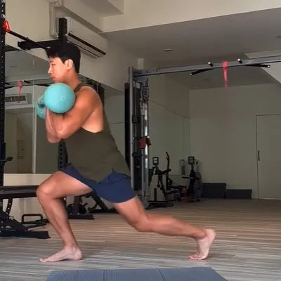 壺鈴是一種多功能的訓練器材，適合用來進行全身性的燃脂訓練。以下是三種壺鈴燃脂的功能：