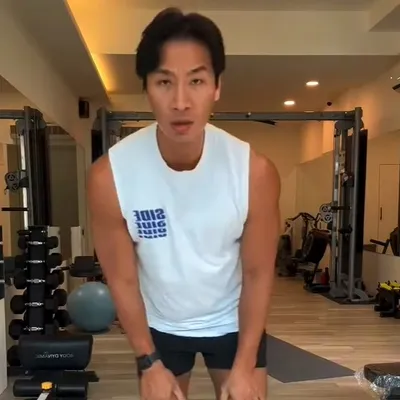 訓練前的動態伸展是非常重要的，伸展過程能了解到自己今天狀況好不好，預防運動傷害