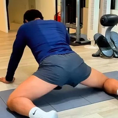 青蛙趴對於髖關節活動度的改善非常有幫助、是各種運動的基礎，對於提昇運動能力跟降低受傷風險非常有效