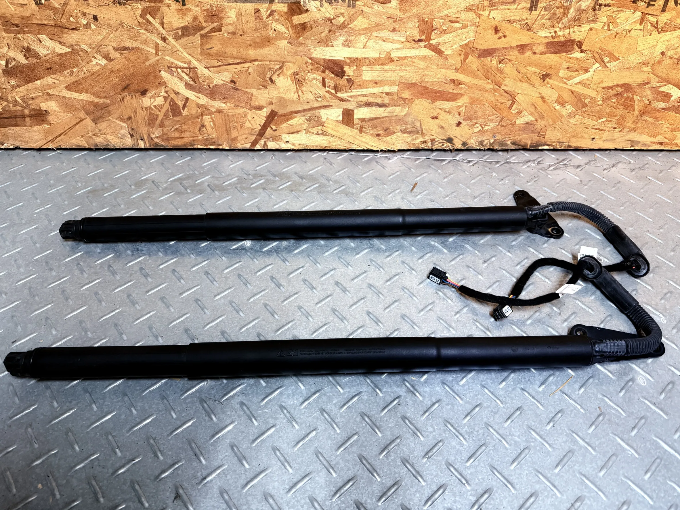 Tiguan 330、380 後箱撐桿