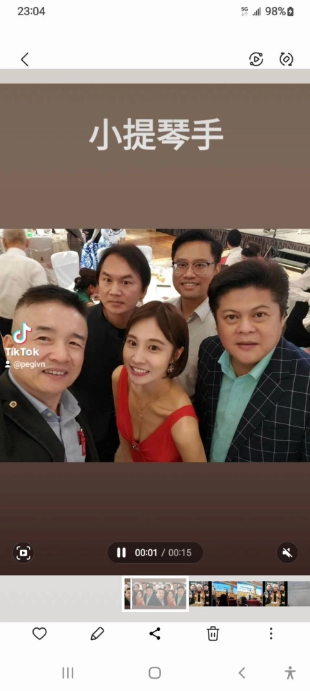 與政商名流合影