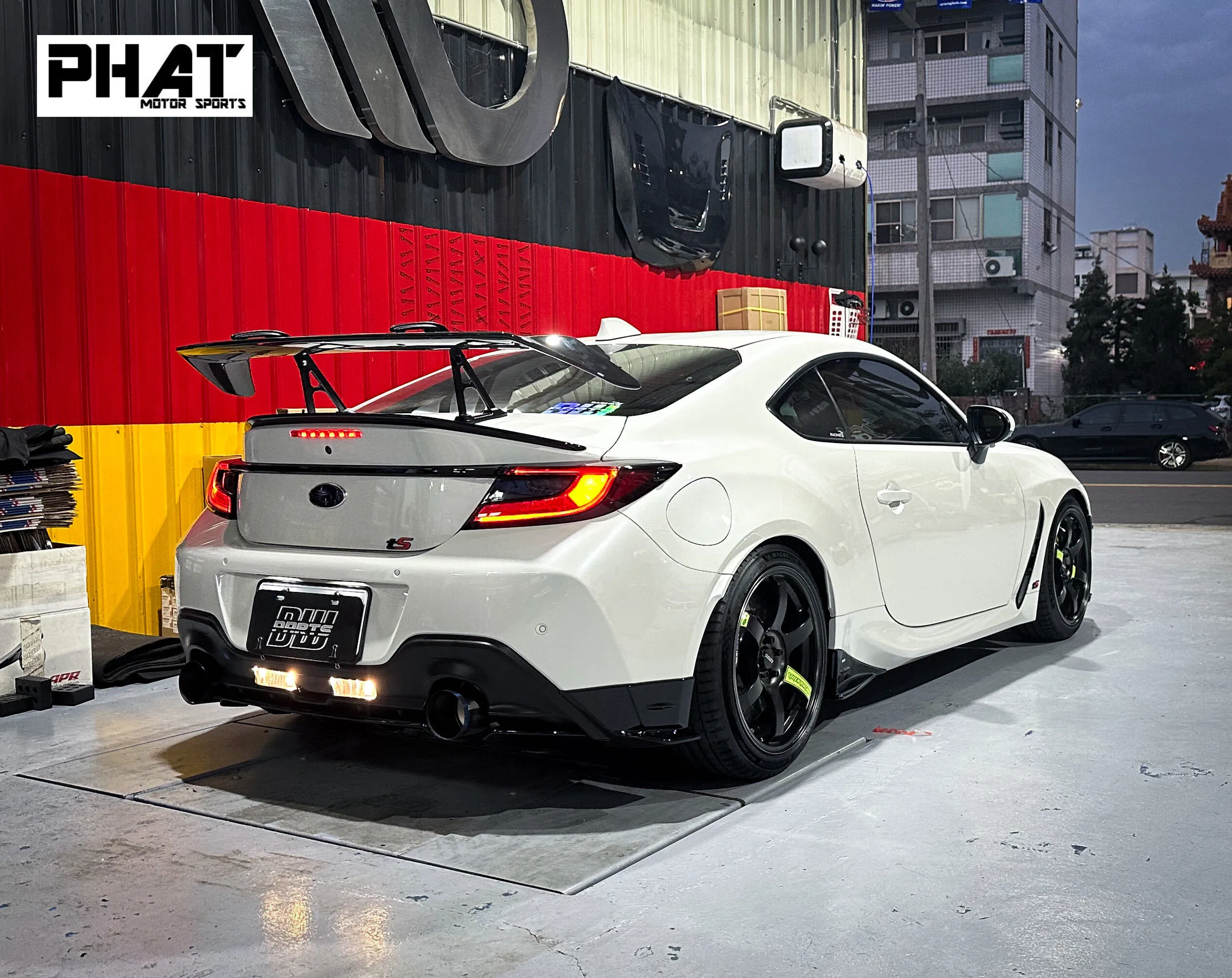 正廠 STI Performance空力套件三件套+正廠日規後下三件組+正廠STI碳纖維天鵝頸尾翼 Subaru BRZ ZD8