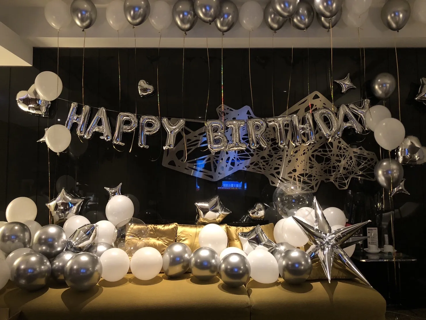 【飯店驚喜推薦】高級感銀白氣球房佈置｜低調奢華｜驚喜慶生｜空間裝飾