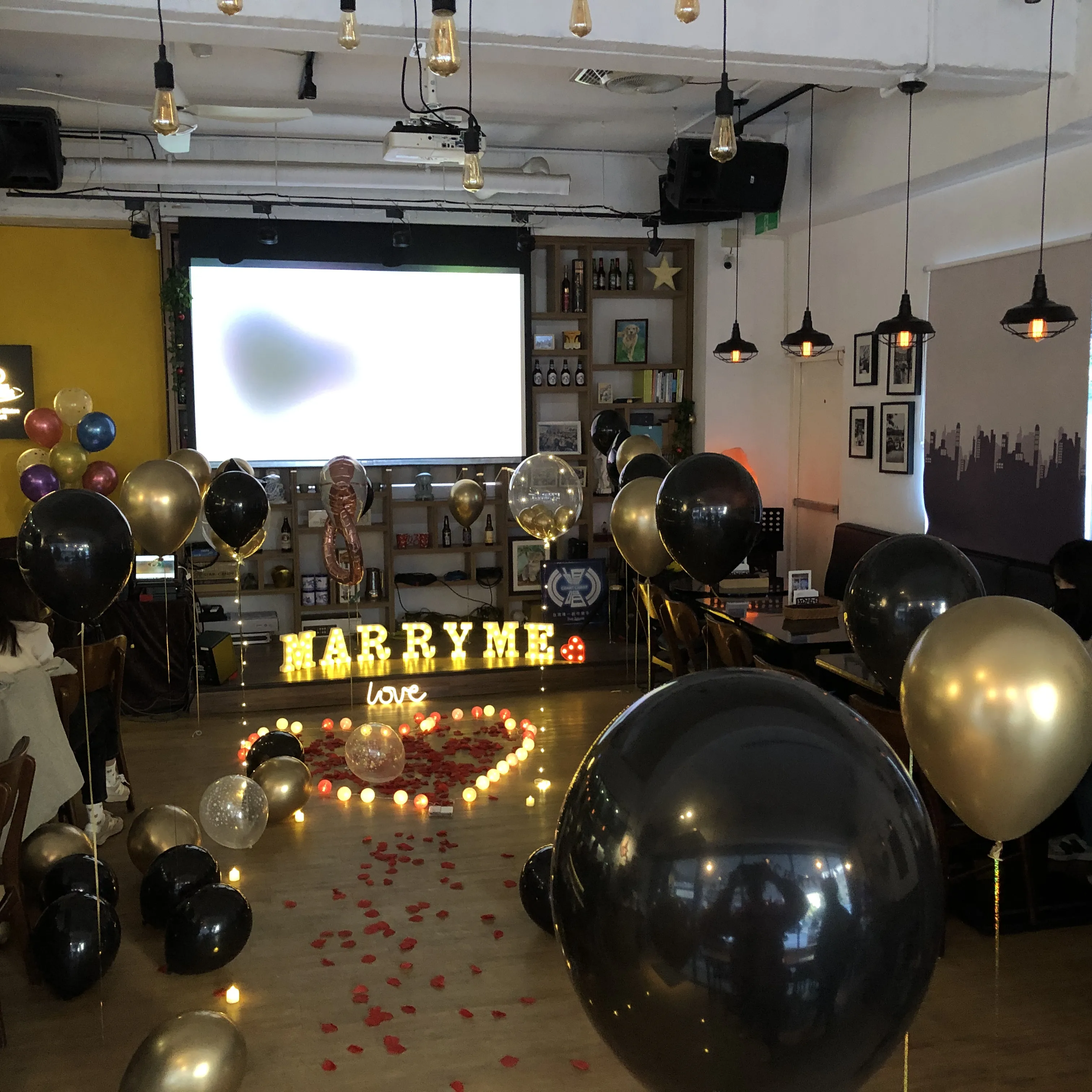 【璀璨星光】MARRY ME 字母燈地景佈置｜黑金飄空氣球｜玫瑰花路｜到府/餐廳規劃