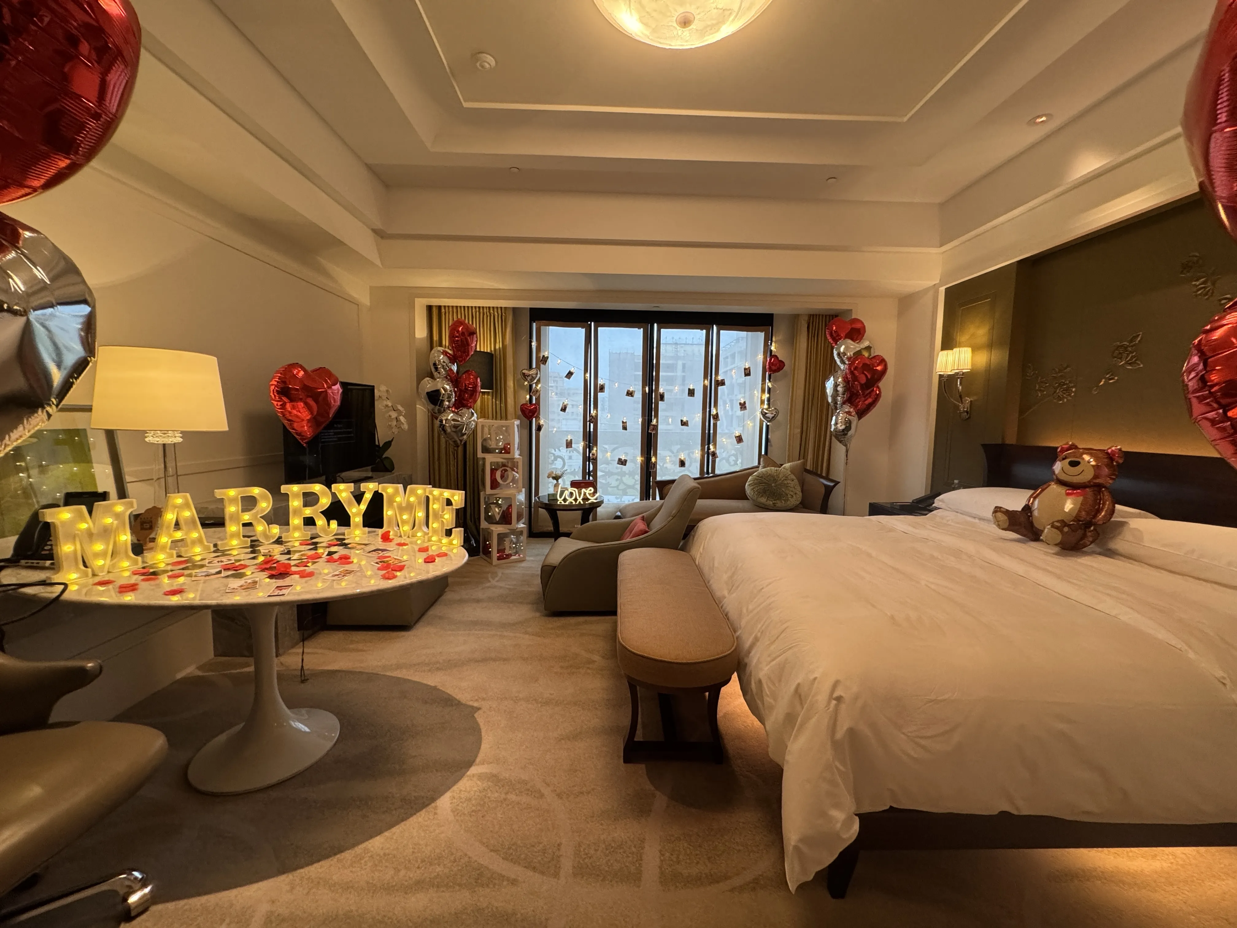 【時光迴廊】專屬照片牆＋浪漫燈串佈置｜窗簾裝飾｜敘事型求婚｜給她滿滿感動