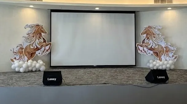 【萬馬奔騰】立體駿馬騰雲舞台視覺設計｜營運會議佈置｜頒獎典禮｜客製化大圖輸出