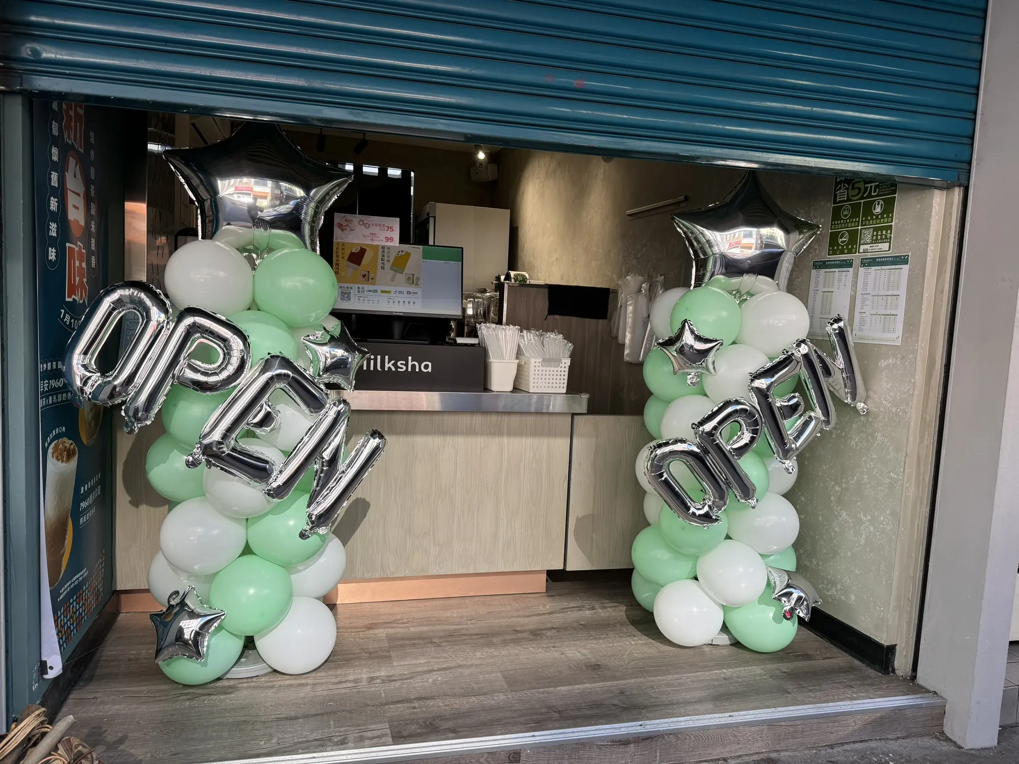 【品牌專屬】客製化企業色開幕氣球柱｜巨型 OPEN 字母球｜手搖飲/咖啡店開幕｜薄荷綠白