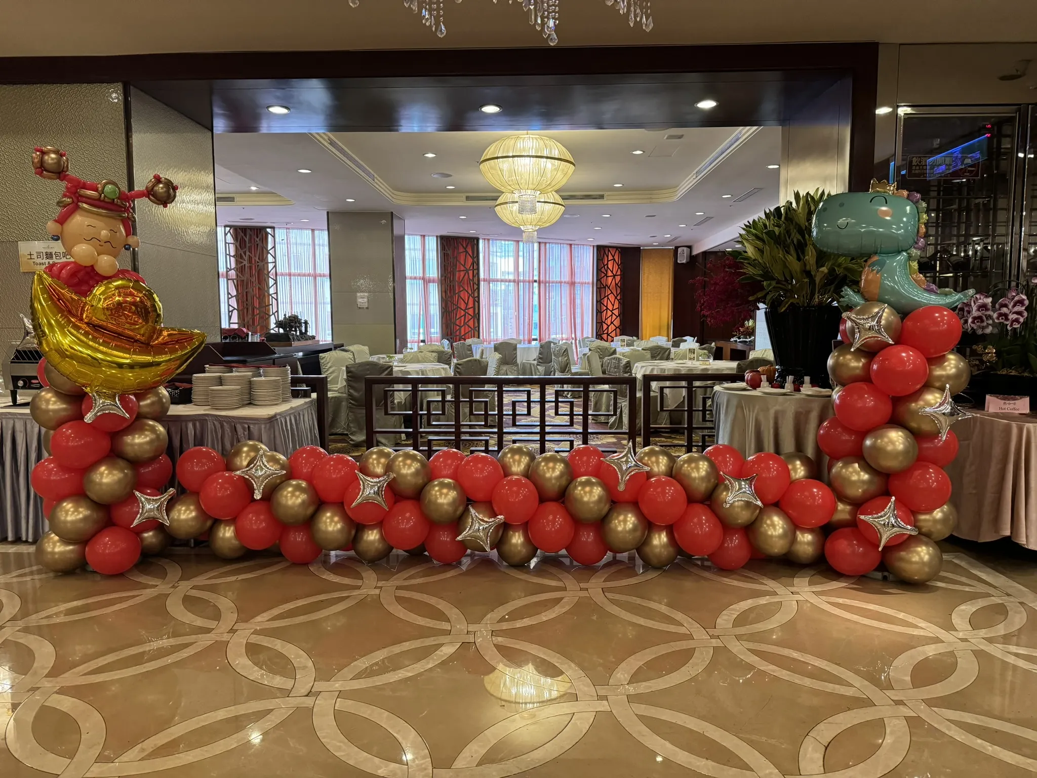 【財源滾滾】Q版財神爺紅金迎賓氣球矮牆｜尾牙春酒佈置｜新年團拜｜招財進寶
