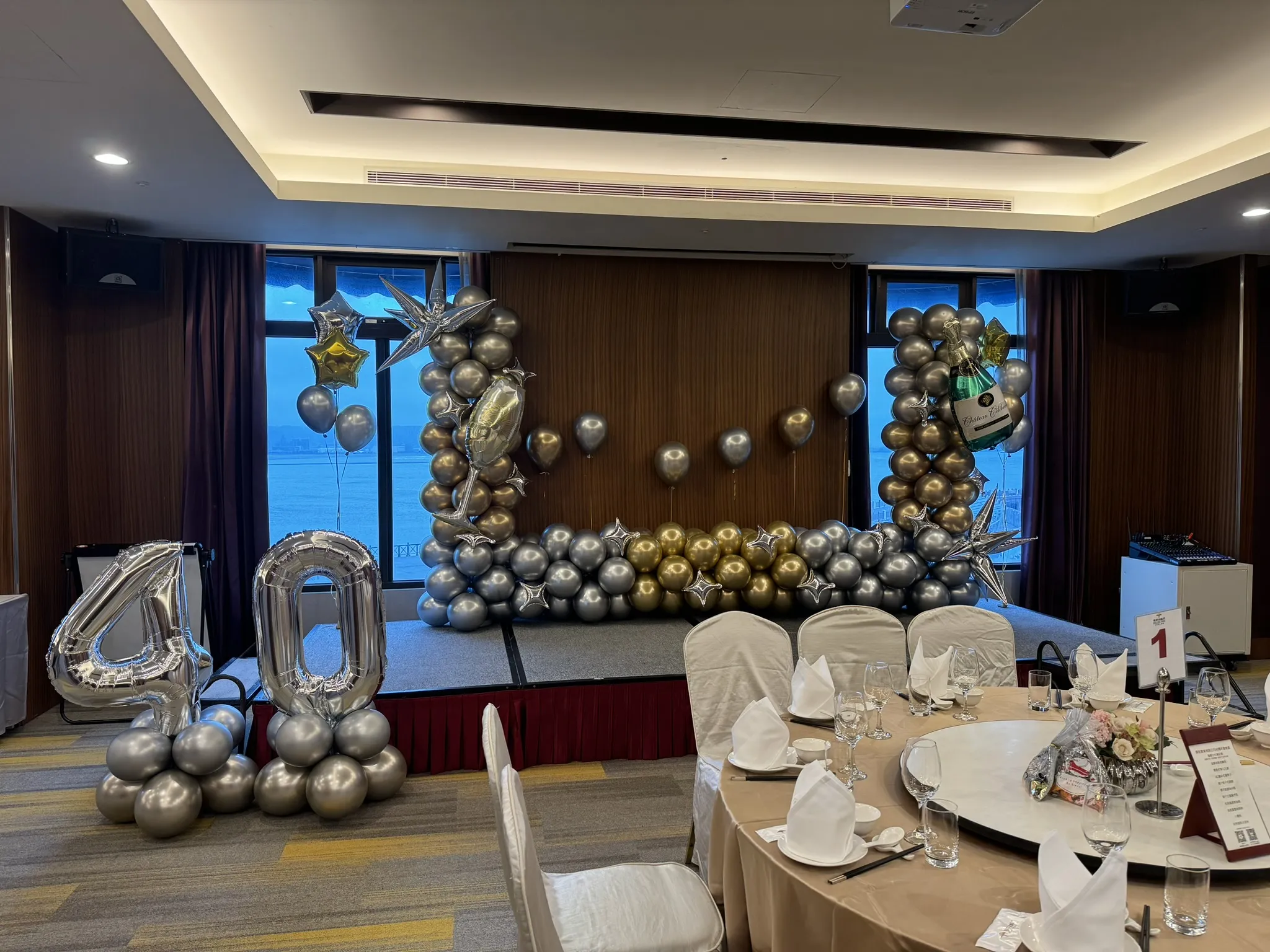 【璀璨時刻】香檳主題銀金氣球舞台佈置｜尾牙春酒｜生日壽宴｜週年慶典