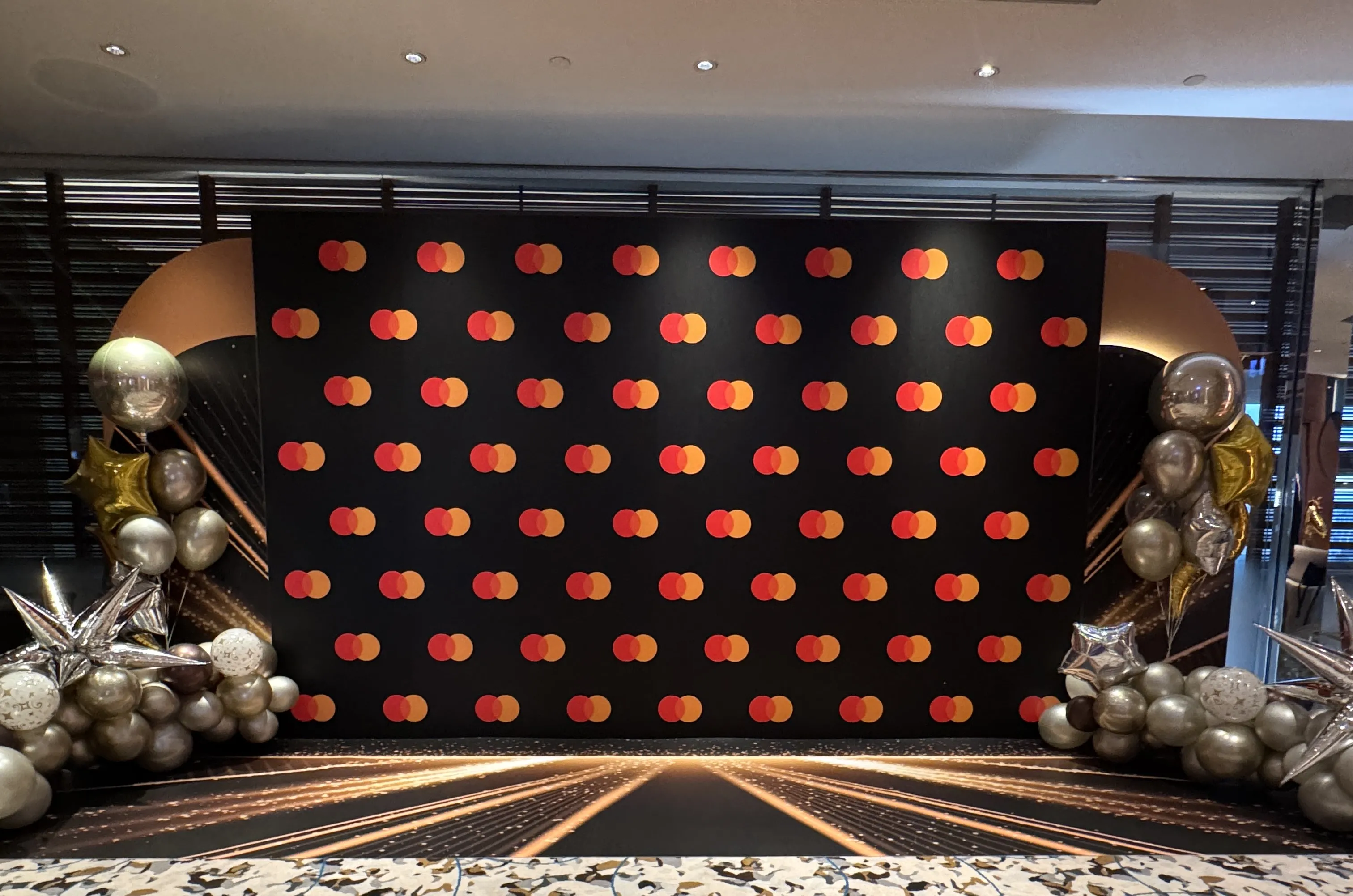 【品牌之夜】客製化滿版 Logo 雙層背板＋延伸地貼全套佈置｜尾牙春酒｜精品公關活動