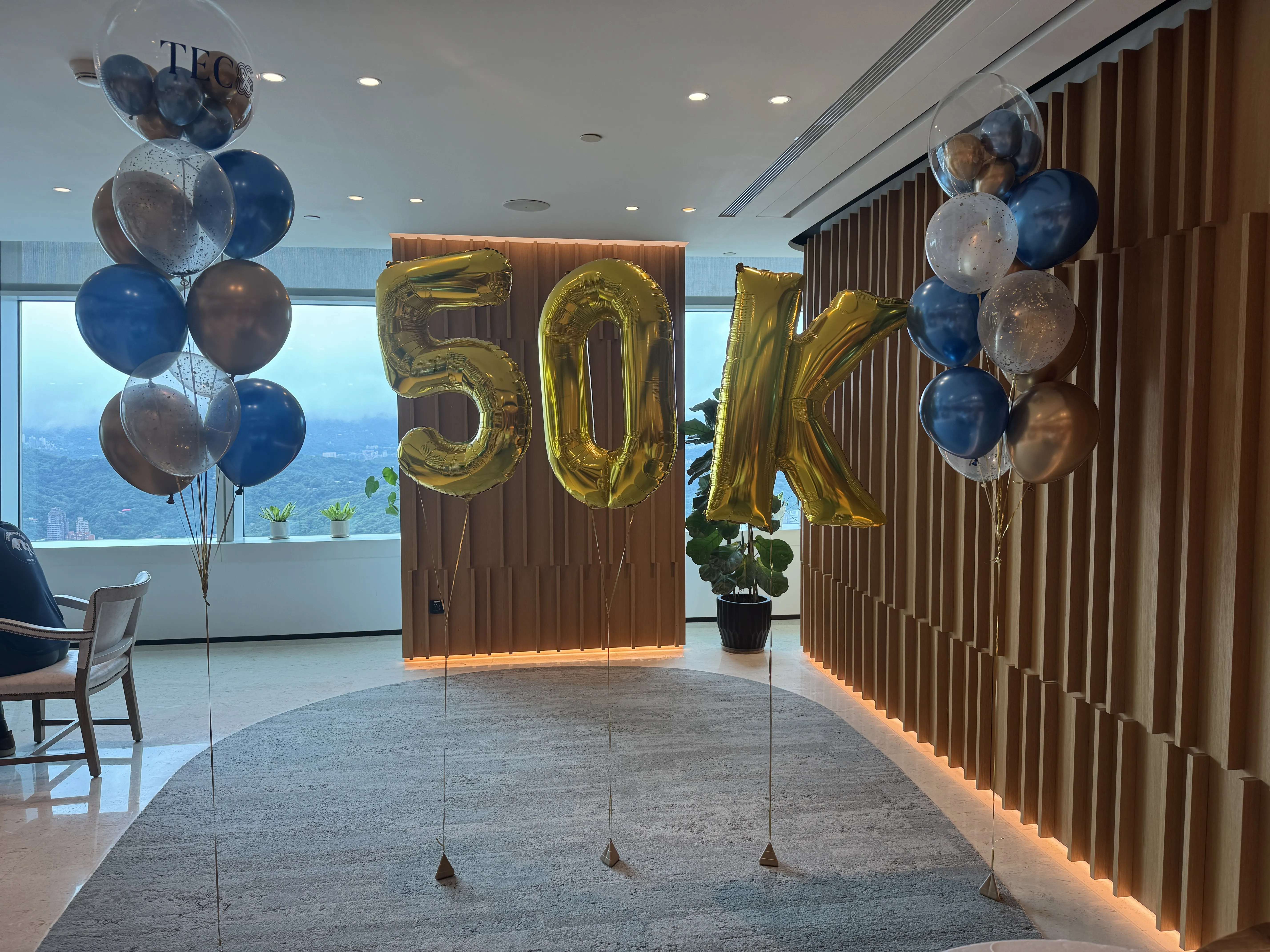 【榮耀時刻】客製化巨型數字空飄球＋企業色氣球束｜業績達標｜公司慶祝｜粉絲里程碑