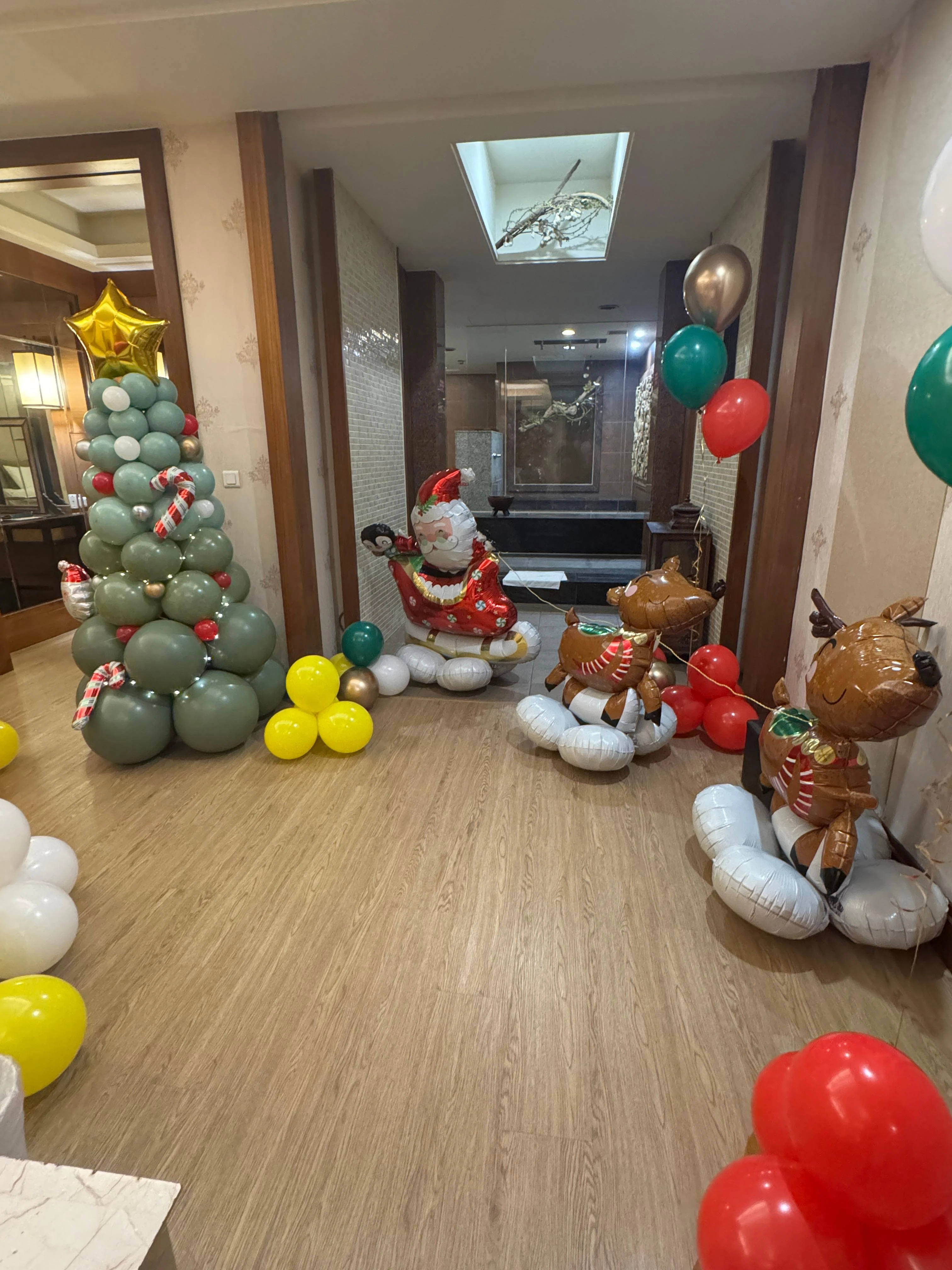 【耶誕特快車】立體雪橇聖誕老人＋奔馳馴鹿氣球陳列｜質感綠系聖誕樹立柱｜白雪底座｜飯店商場｜學校迎賓