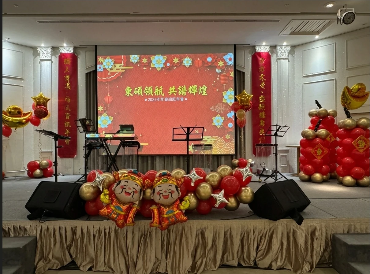 【富貴迎春】喜氣紅金主題舞台氣球全套佈置｜Q版財神爺迎賓＋開運鞭炮柱＋招財元寶｜公司年會｜晚宴慶典