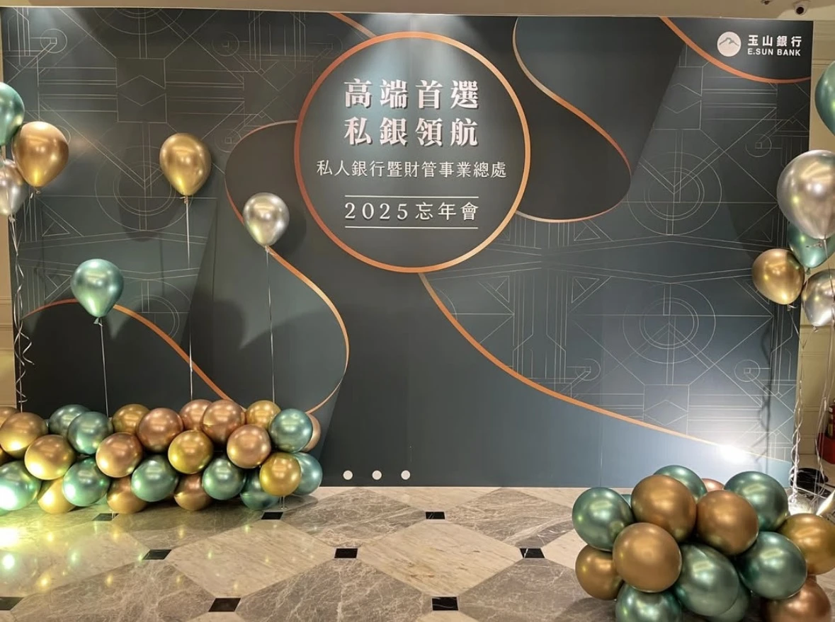 【奢華首選】尊榮鉻色系氣球佈置組｜企業年會・商務尾牙・品牌發表拍照背板設計