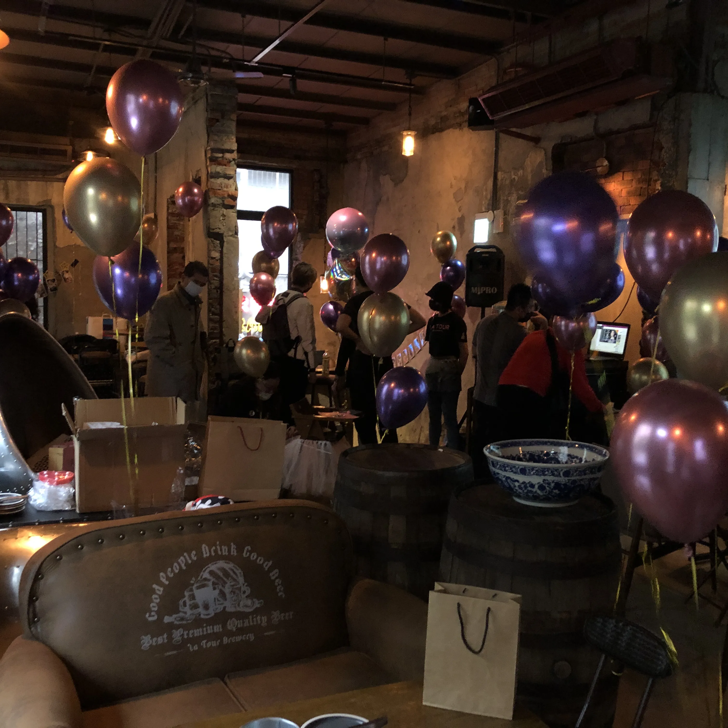 【女王氣勢登場】華麗金紫色氣球牆佈置｜拍照背板｜尾牙春酒｜活動門面