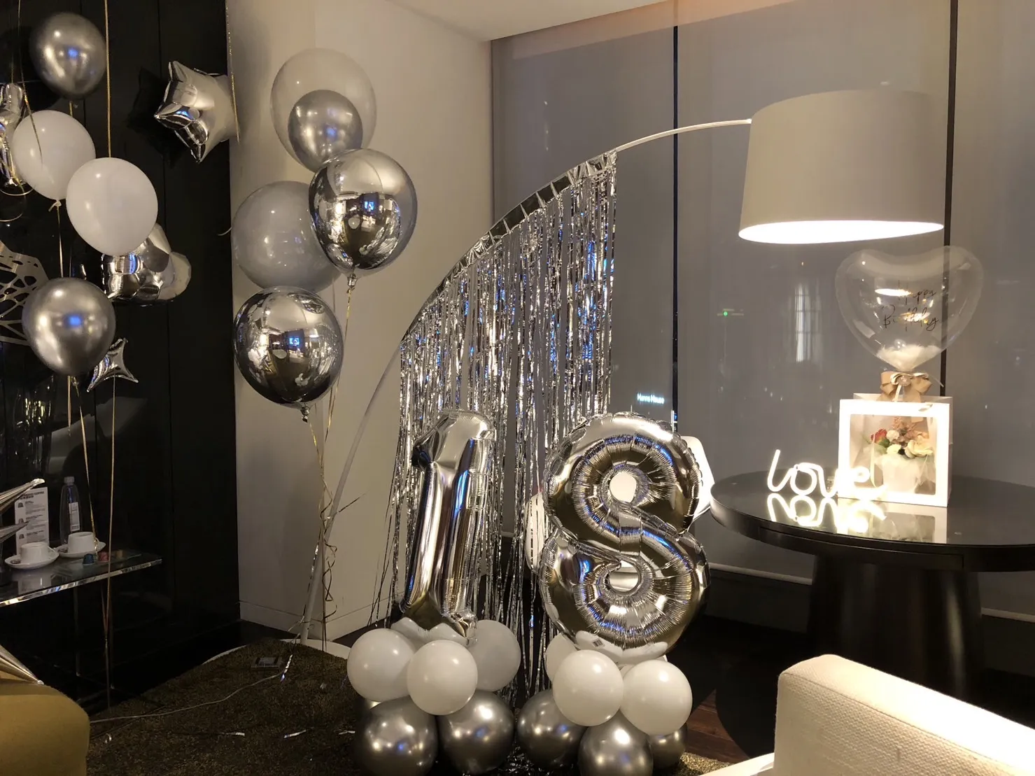 【飯店驚喜推薦】高級感銀白氣球房佈置｜低調奢華｜驚喜慶生｜空間裝飾