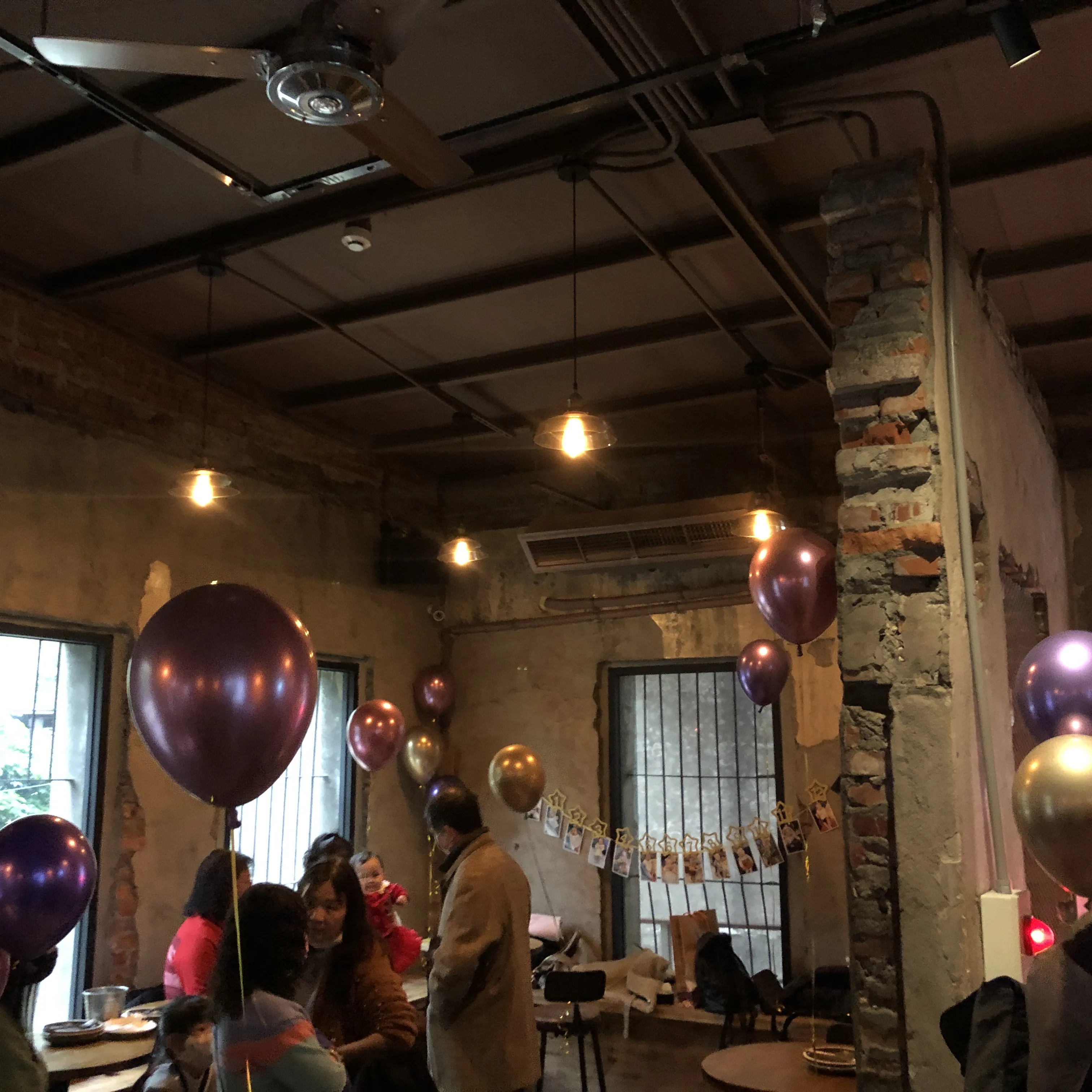 【女王氣勢登場】華麗金紫色氣球牆佈置｜拍照背板｜尾牙春酒｜活動門面