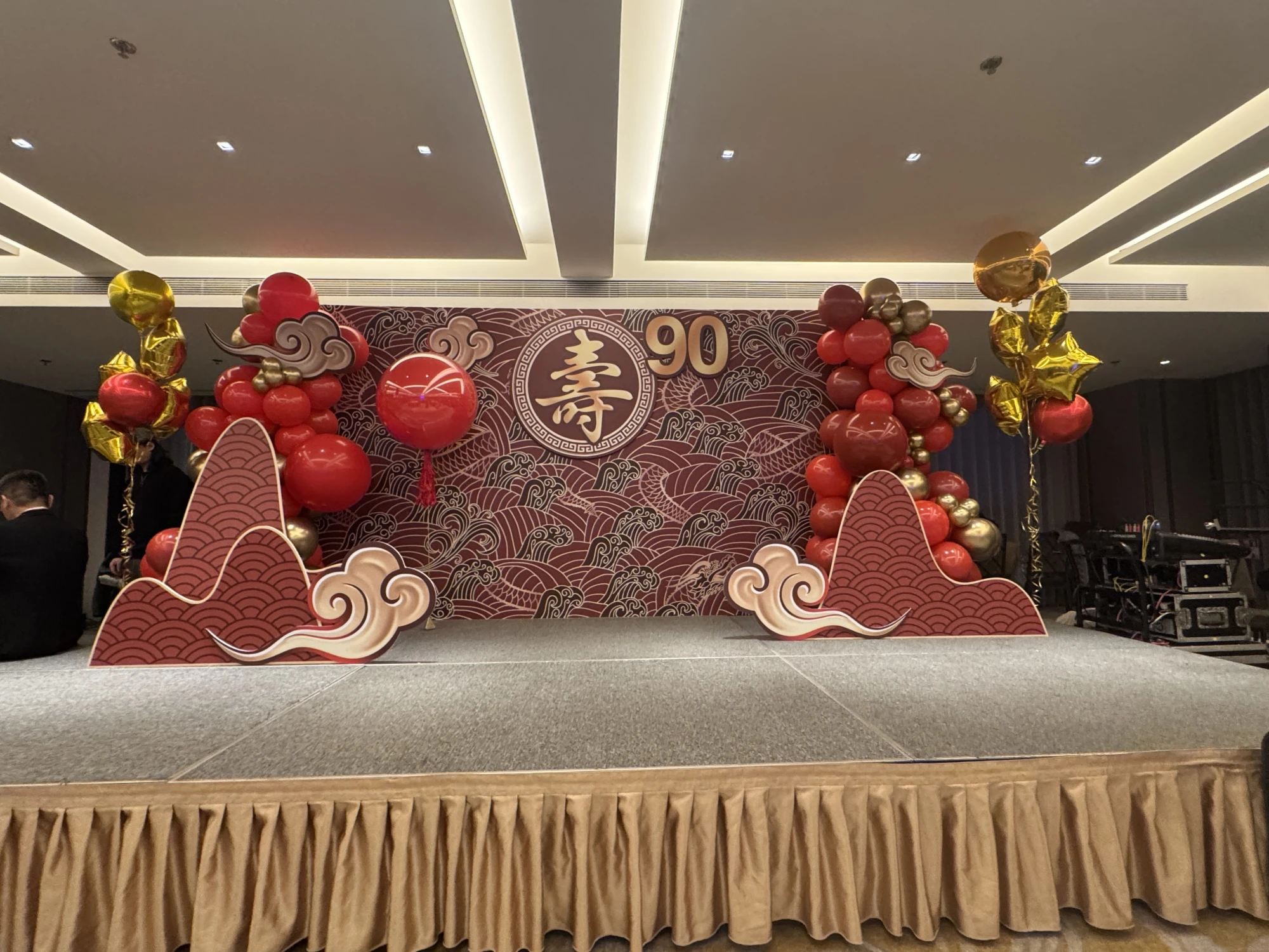 【福如東海】尊爵紅金長輩壽宴舞台佈置全套｜客製化歲數與壽字背板｜祥雲紅燈籠氣球｜飯店壽宴｜家族聚會