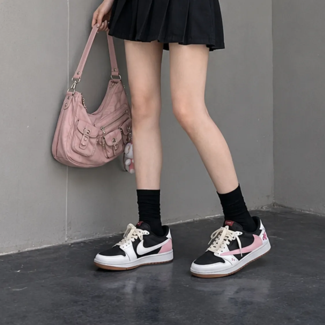 【PlumPrank】客製?Air Jordan 1 x Travis Scott 粉色小花 黑粉倒勾 板鞋 籃球鞋 假一賠十 配合legit 驗貨