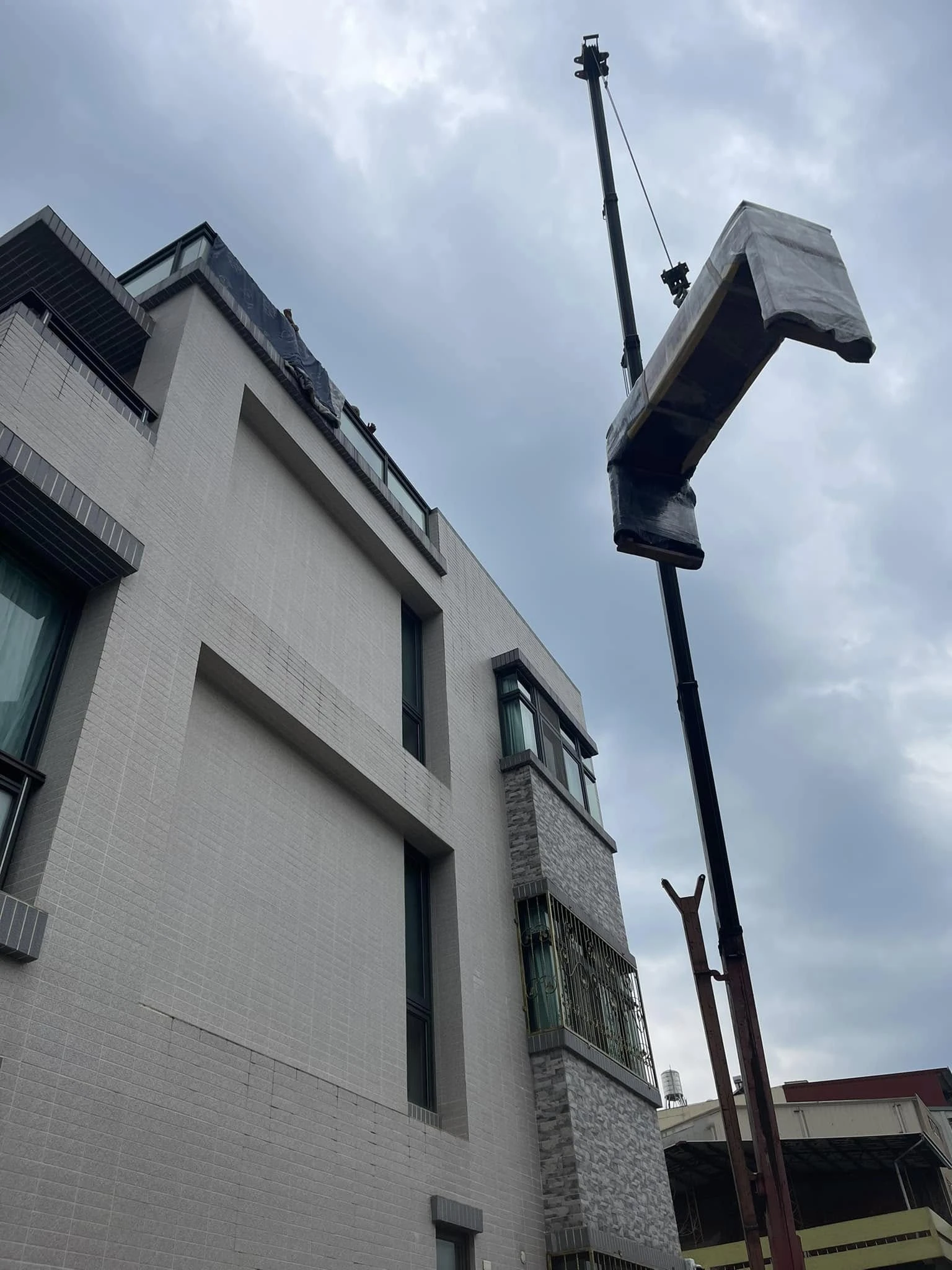 早上5➕3.5兩邊都用吊車結束 #台中吊車搬家  台中拆除廢棄物清運  台中古董傢俱搬運  台中代客包裝箱搬家