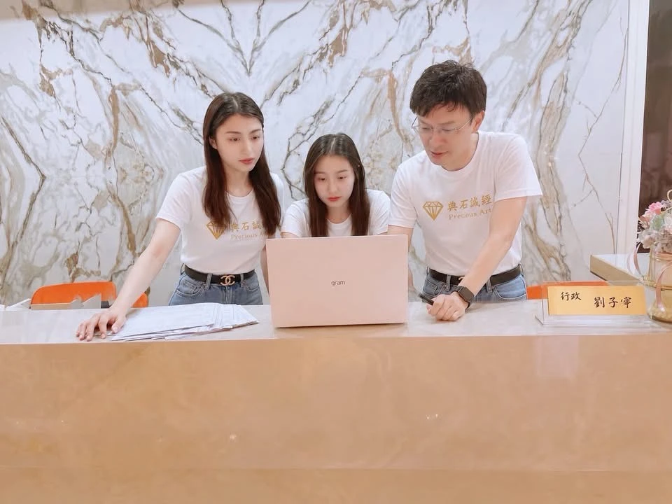 典誠團隊夥伴們正在電腦前討論最新的客戶服務與流程優化！