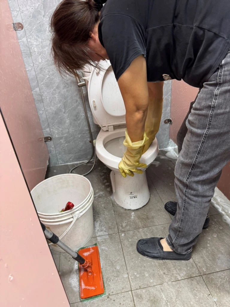 中壢市定寧路！辨公室、廁所清洗！