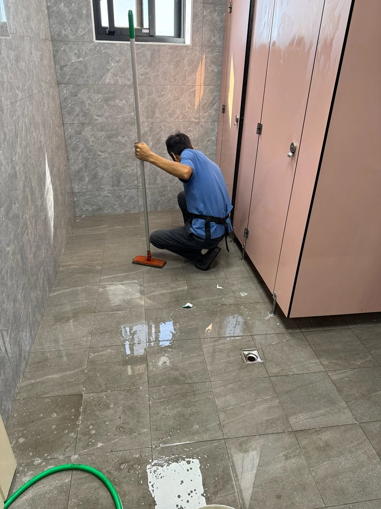 中壢市定寧路！辨公室、廁所清洗！
