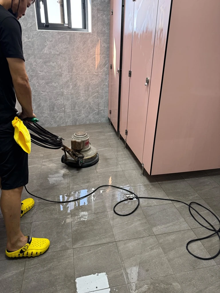 中壢市定寧路！辨公室、廁所清洗！