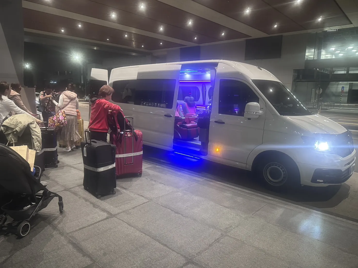 機場保母車長途接送-萬華機場接送/萬華機場接駁/萬華機場商務接送