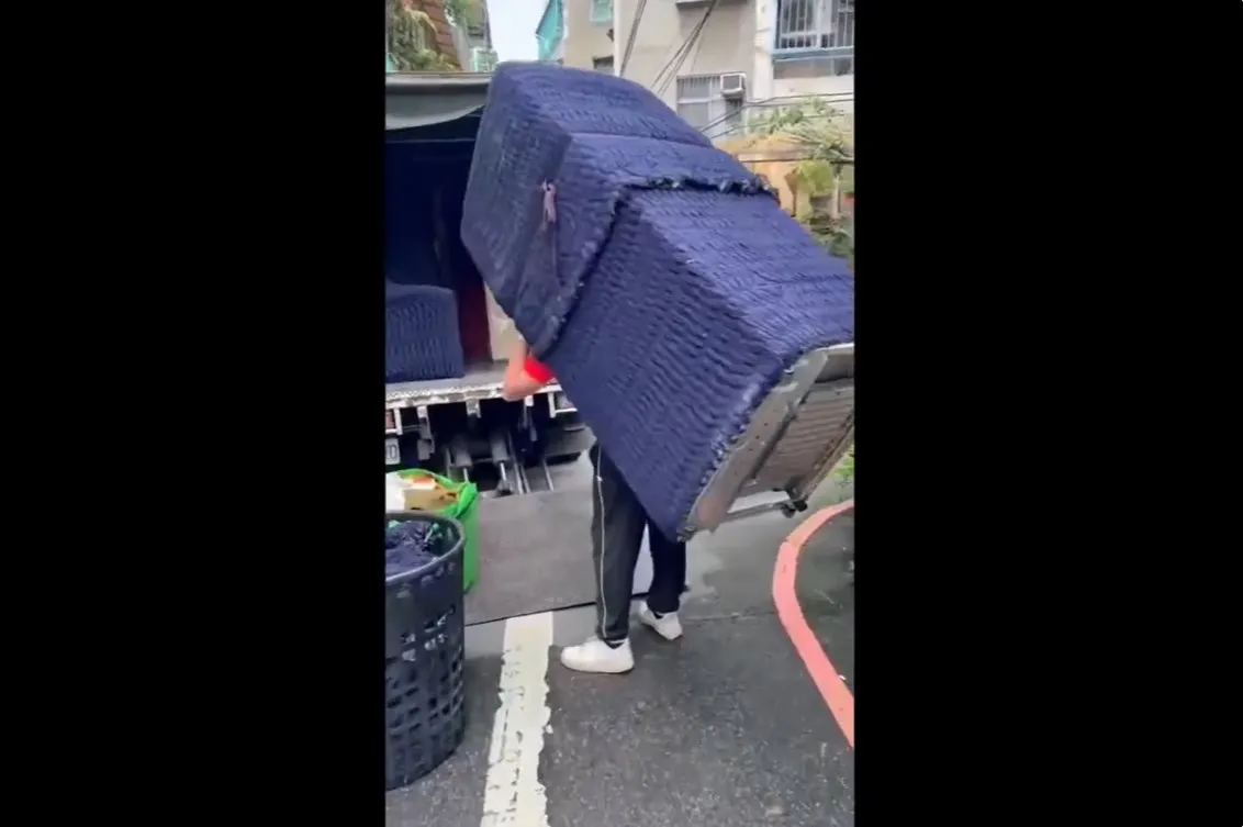 90公斤冰箱搬運過程