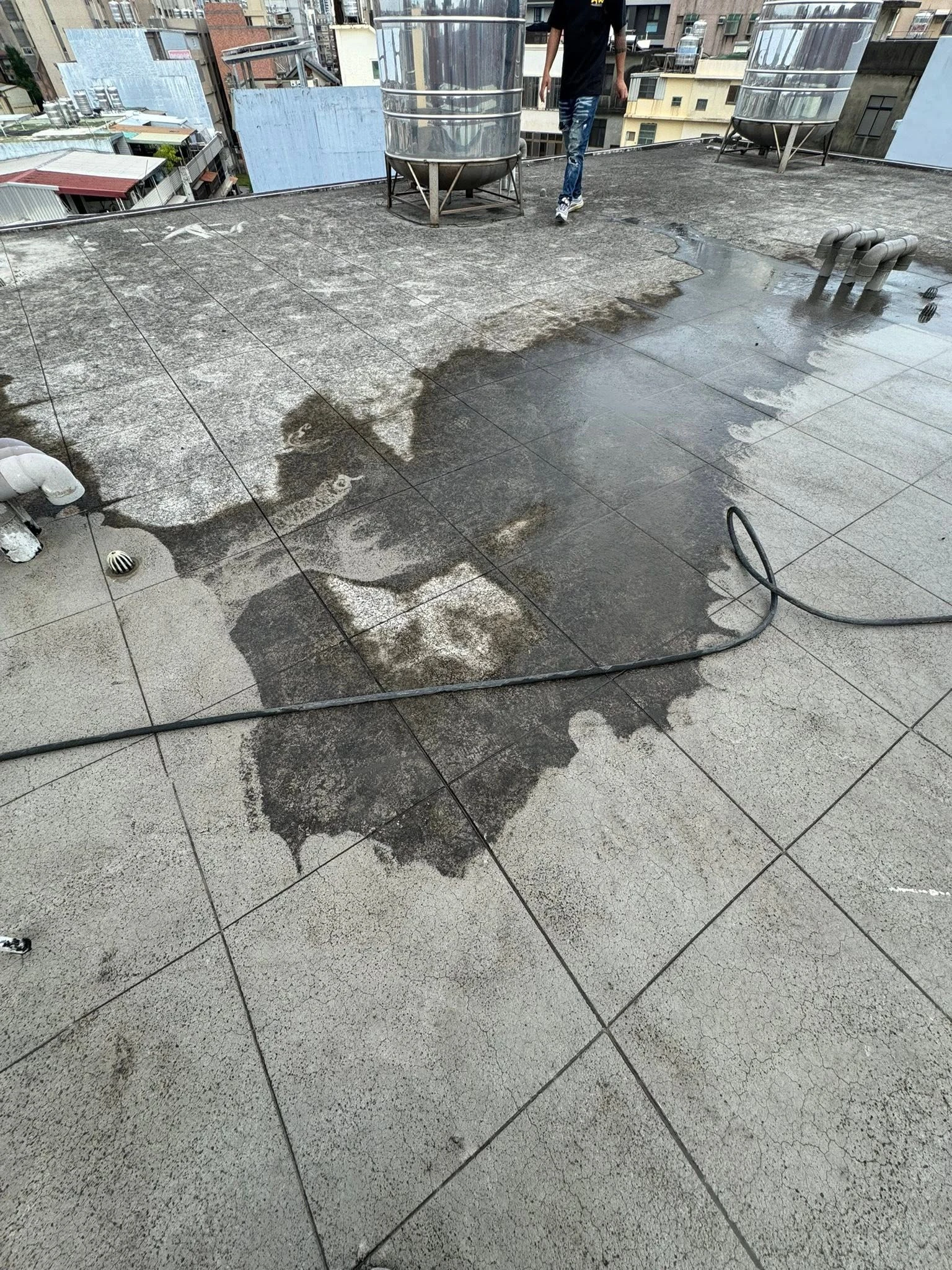 施工實錄｜頂樓防水工程・基底清潔階段｜新竹統包工程｜東區室內設計