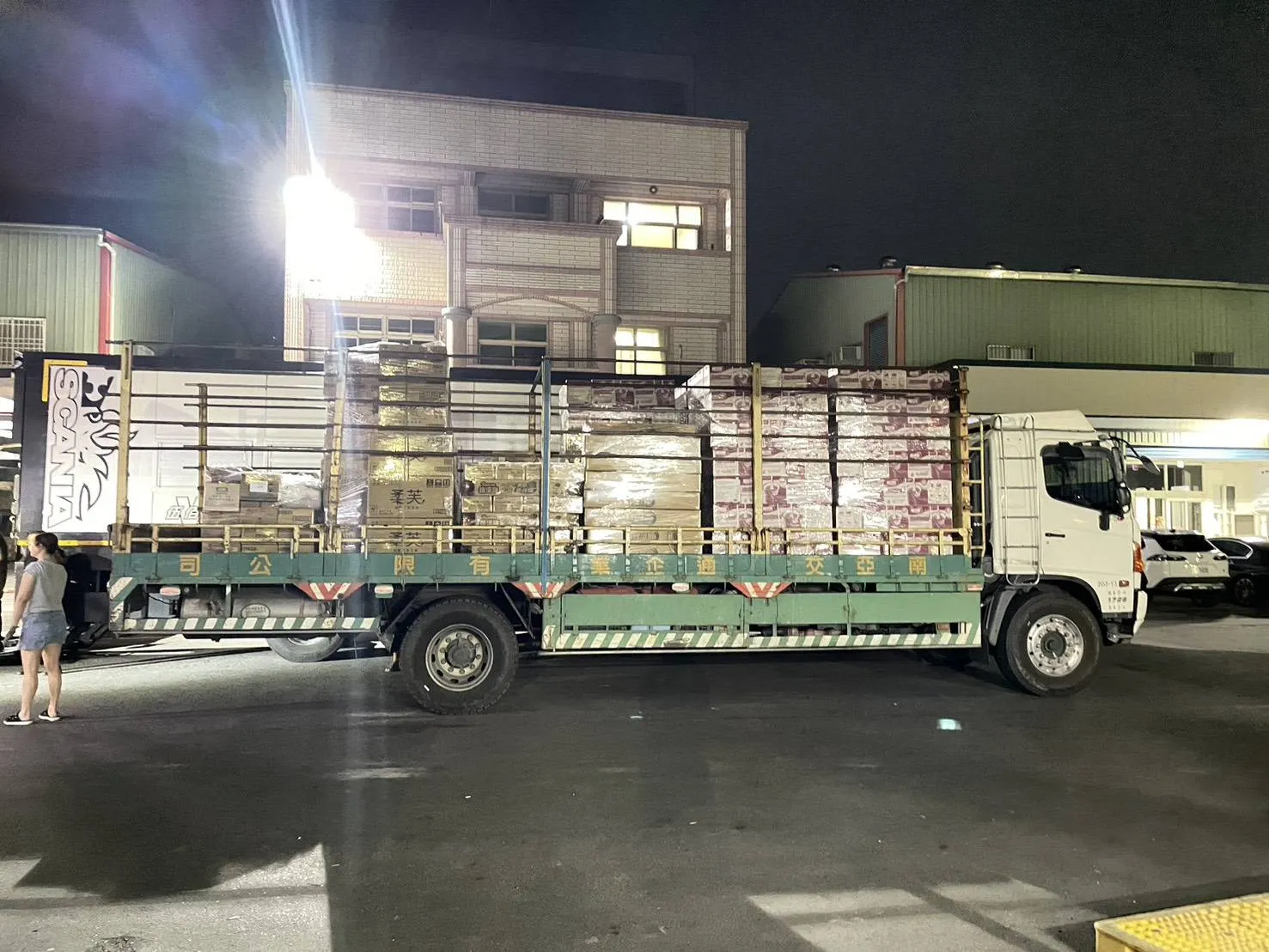【榮達捕光投入花蓮救災，三車物資送暖並親自協助消毒】