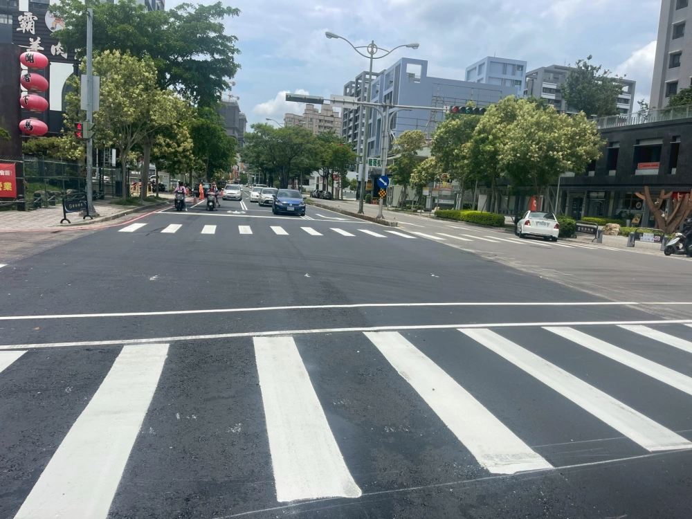 下雨天道路標線會不會很滑？道路標誌｜台中道路標誌