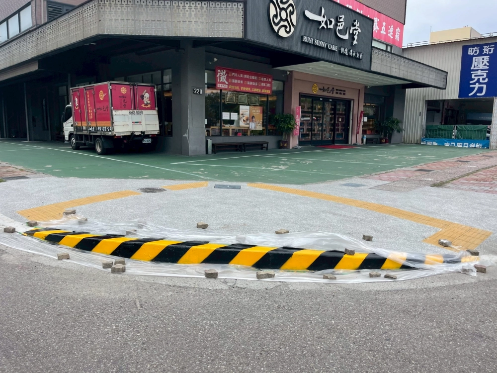 黃黑斜紋警示工程