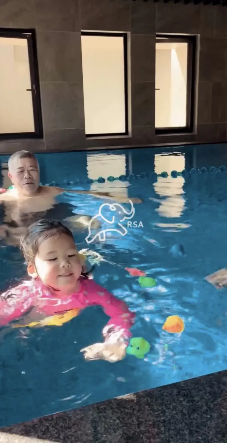 讓每個孩子，都能在安全中學習游泳 - 台中一對一游泳教學｜西屯兒童一對一游泳課程